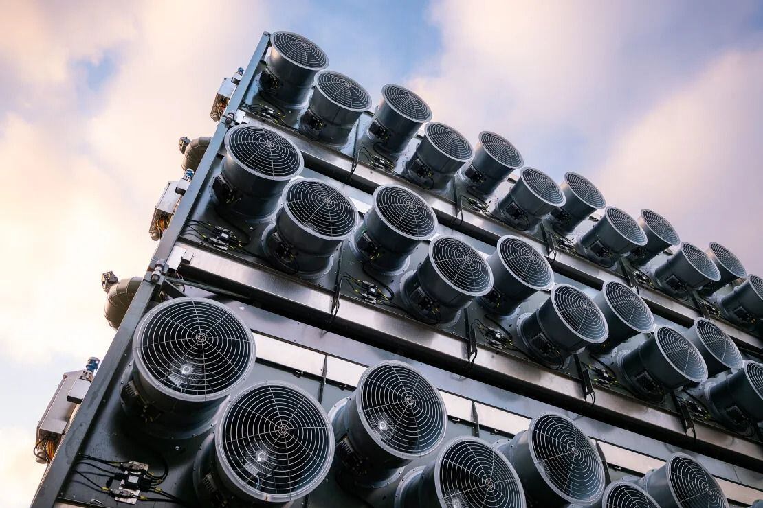 La tecnología de captura de carbono busca combatir el cambio climático al reducir las emisiones de CO2. (Oli Haukur Myrdal/Climeworks)