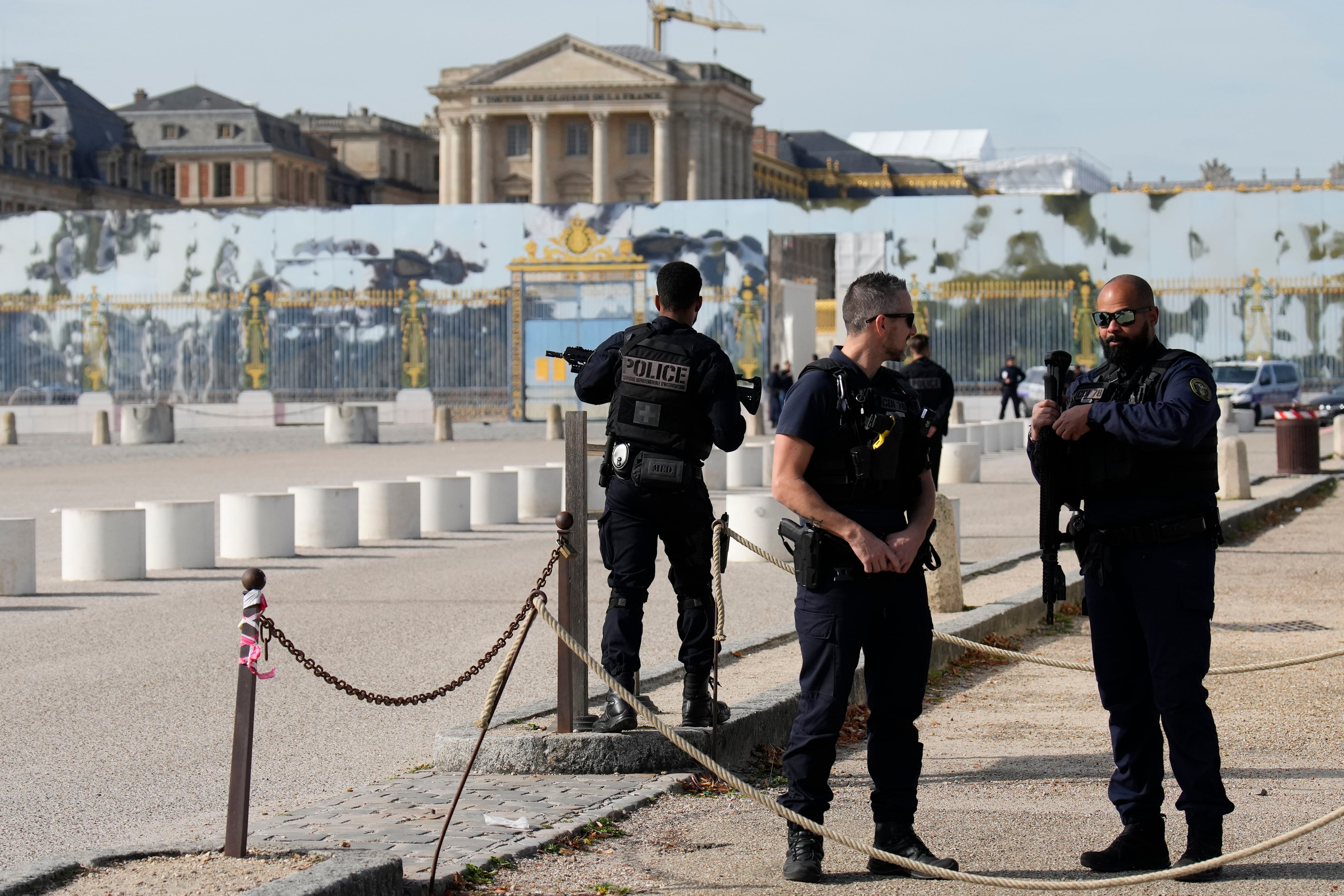 Policías franceses vigilan la entrada al Palacio de Versalles después de una alerta de seguridad (AP Foto/Christophe Ena)