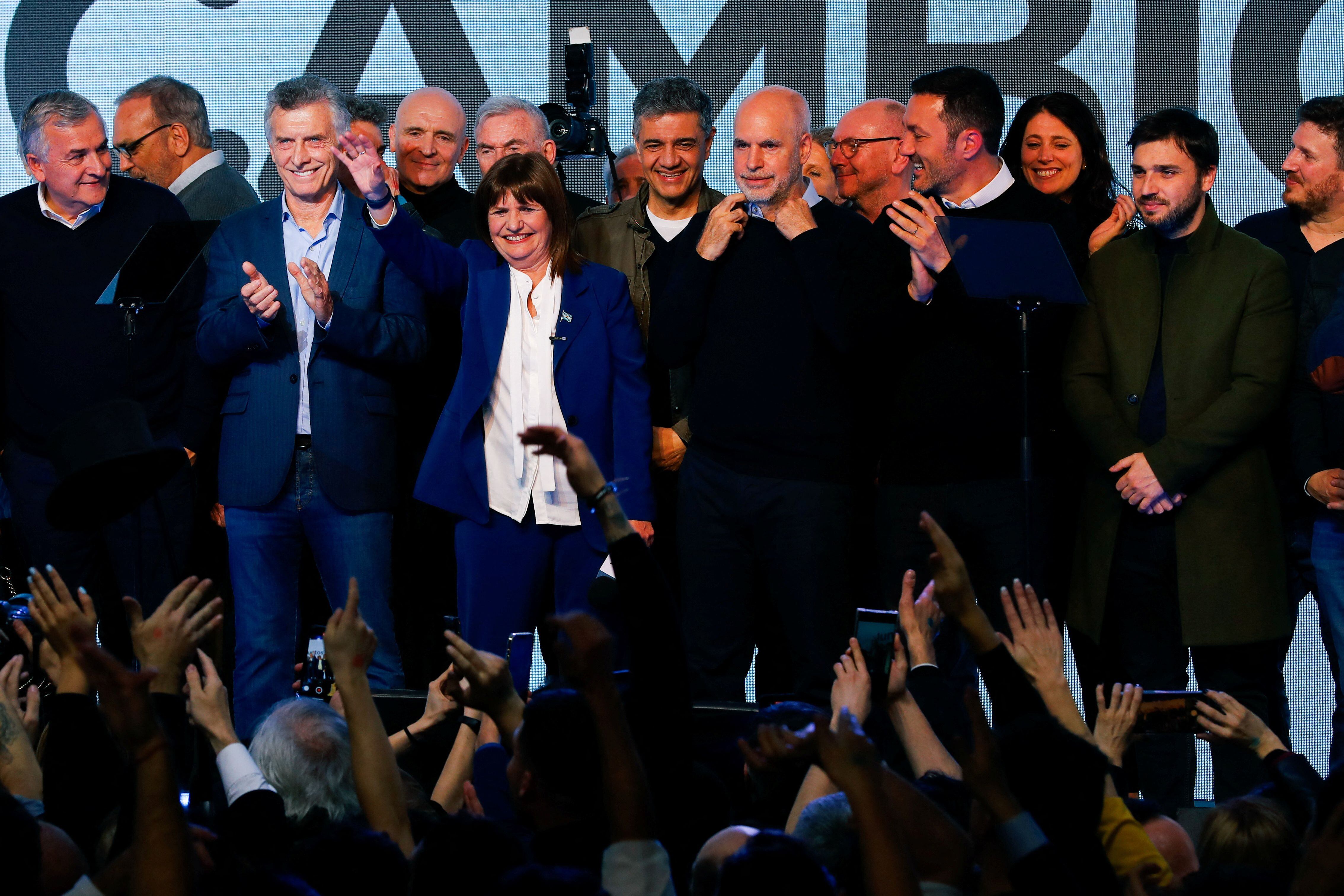 Equipo completo: los principales dirigentes de Juntos por el Cambio, unidos y sonrientes para la foto (REUTERS/Agustin Marcarian)