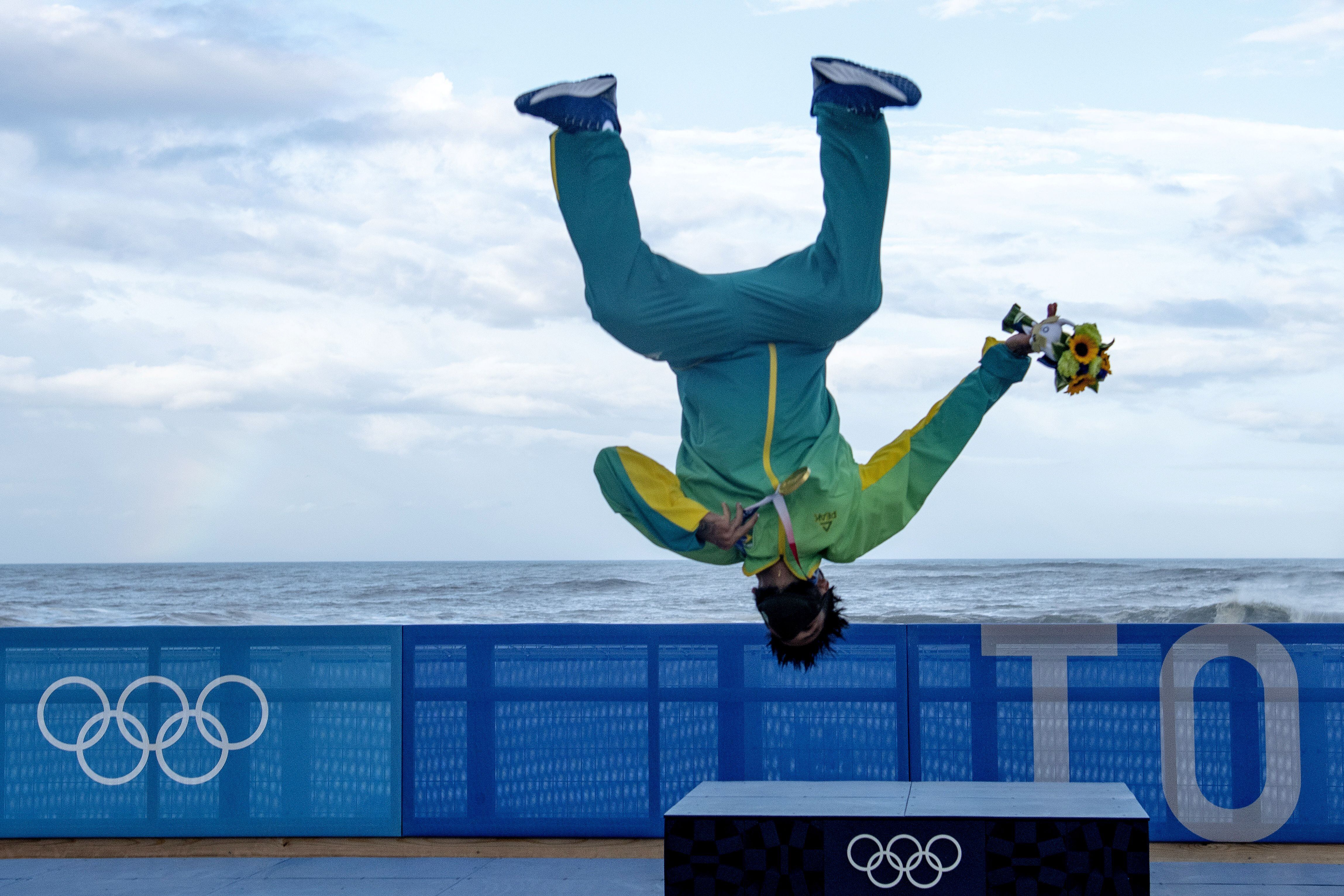 Italo Ferreira de Brasil, hizo historia en Tokio, es el primero es ganarse la medalla de oro en el surf y lo celebró con un gran salto en el podio.