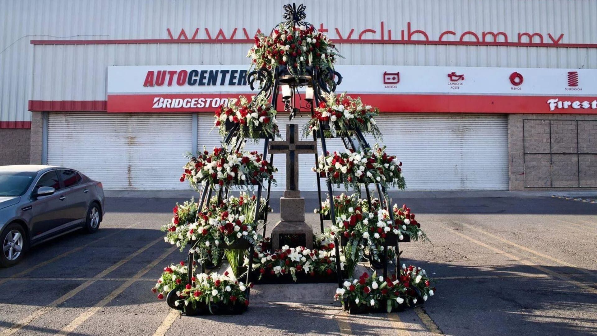 El cenotafio de Édgar Guzmán es adornado frecuentemente por habitantes de Culiacán. (Especial)