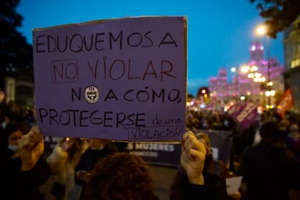 Una persona sostiene una pancarta en una manifestación convocada por Movimiento Feminista contra la violencia machista en Madrid (Jesús Hellín/Europa Press)