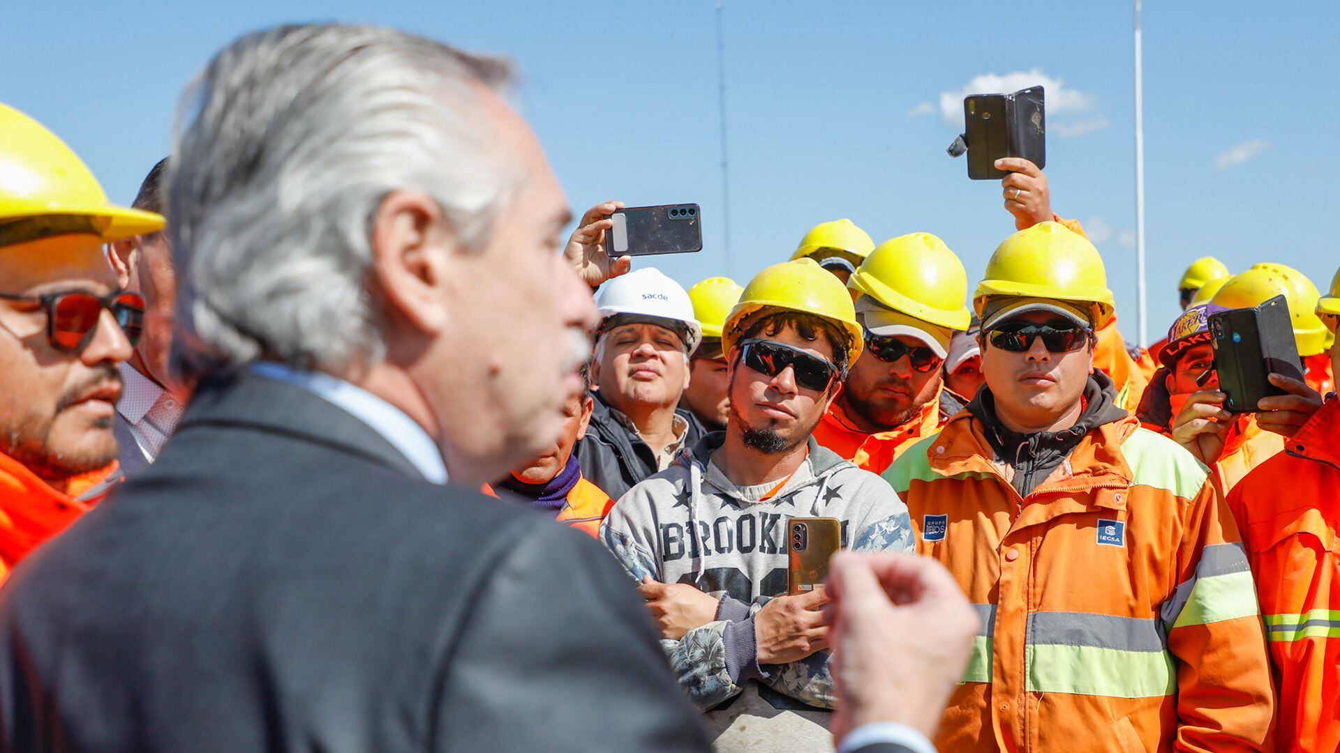 El Presidente durante su encuentro con trabajadores en Merlo, provincia de Buenos Aires