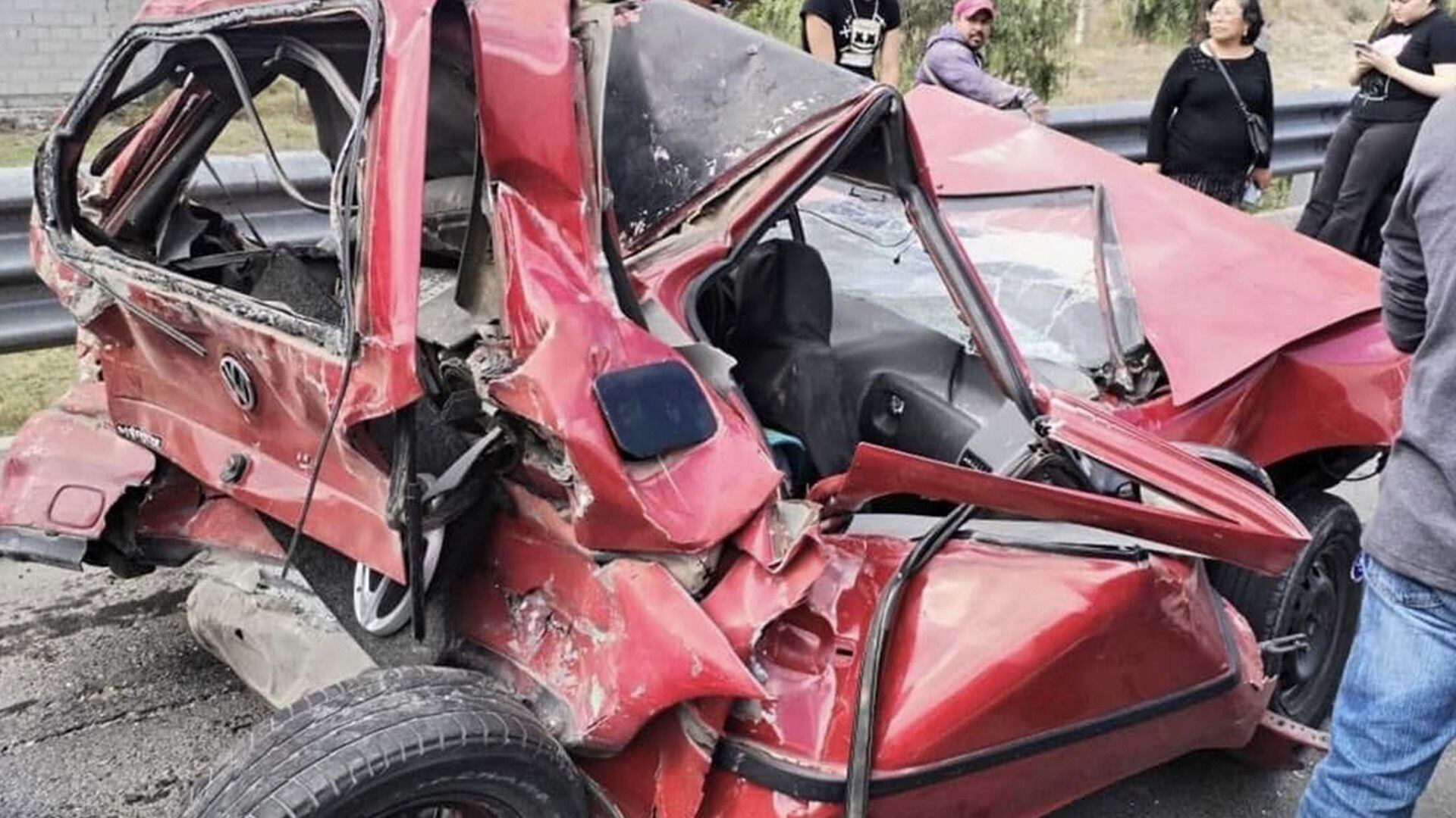 Fotos de autos destrozados tras fuerte choque en carretera México-Pachuca