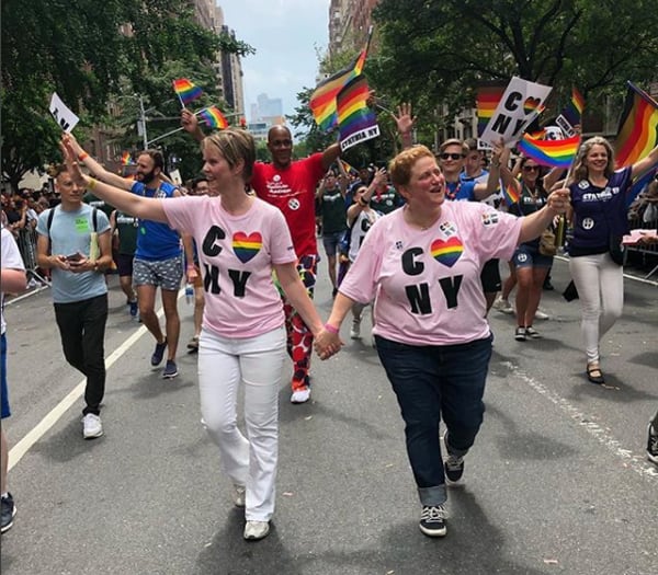 Cynthia Nixon junto a su esposa Christine Marinoni en la marcha por el orgullo gay en Nueva York