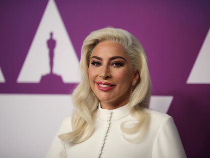 "Ruego por que escuchemos y creamos y prestemos más atención a aquellos alrededor de nosotros que necesitan ayuda. Echen una mano. Sean una fuerza para el cambio", exhorta Lady Gaga. 2019. REUTERS/David McNew