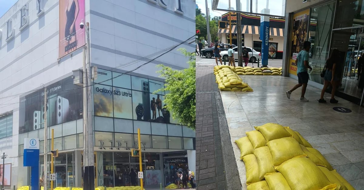 Department store places sandbags for fear of flooding in Miraflores