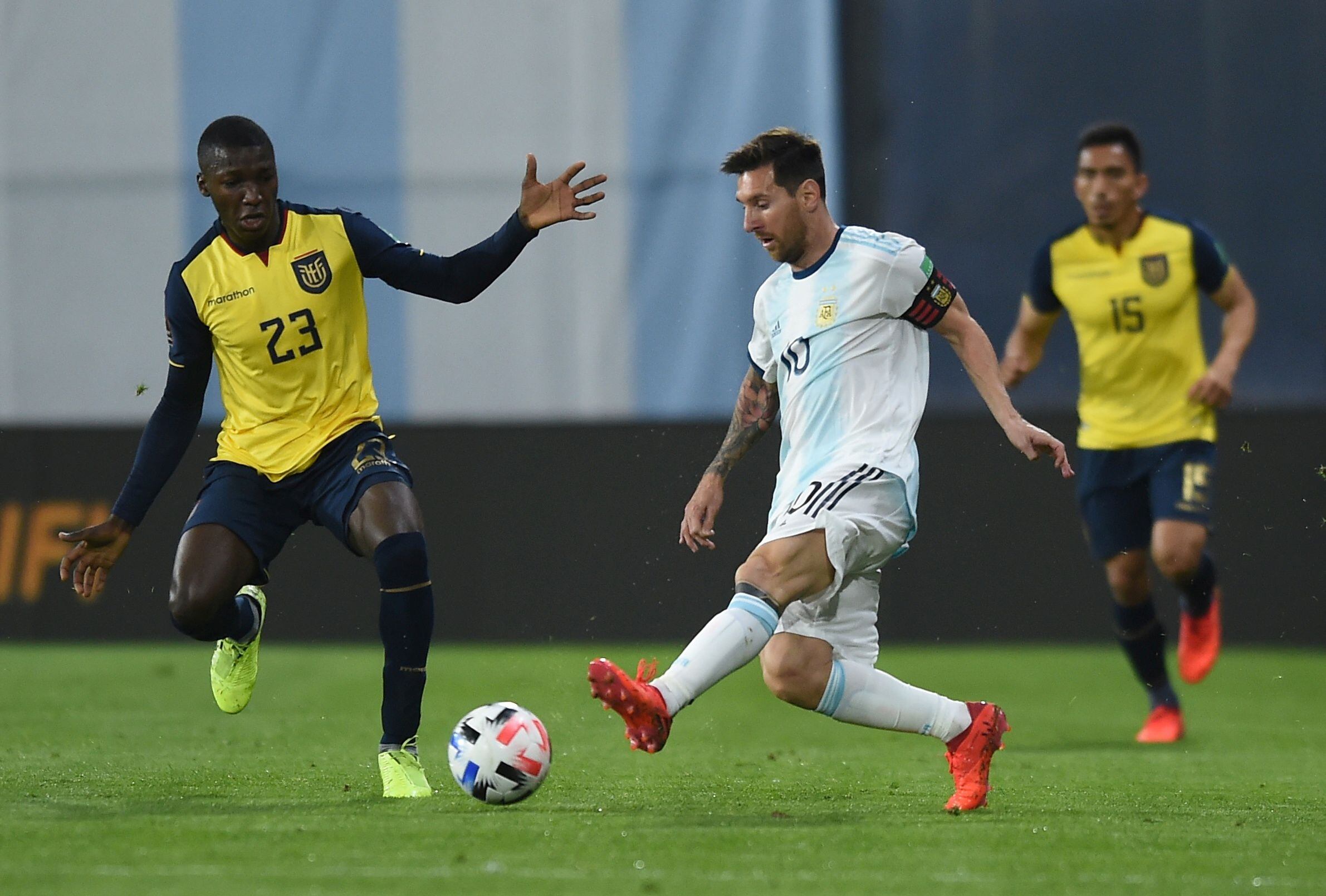 En el último cruce, Argentina le ganó 1-0 a Ecuador con gol de Messi de penal (REUTERS/Marcelo Endelli)