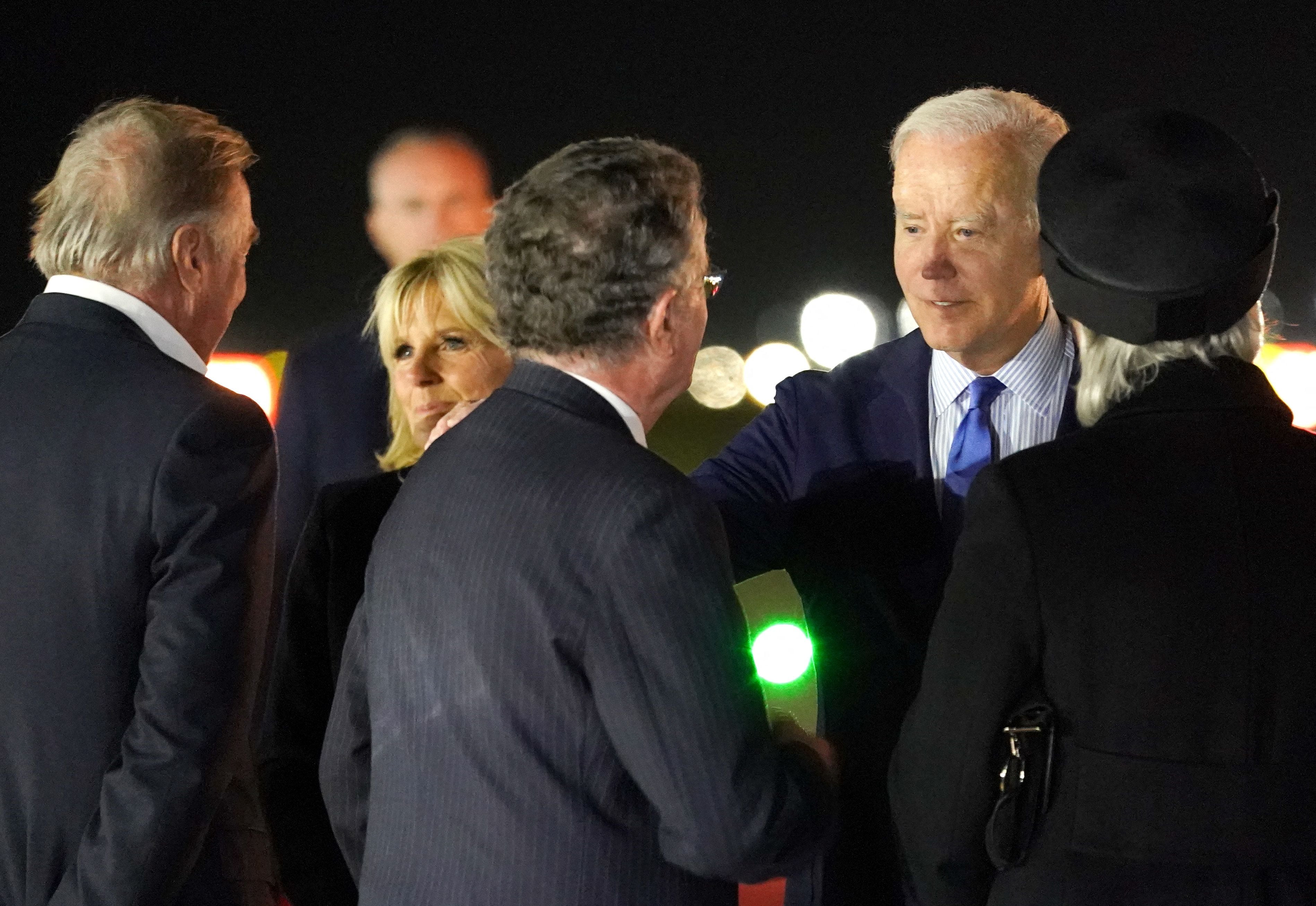 El presidente de Estados Unidos, Joe Biden, y la primera dama, Jill Biden, llegan al aeropuerto de Stansted para asistir el lunes al funeral de la reina Isabel de Inglaterra en Londres, Gran Bretaña, el 17 de septiembre de 2022. REUTERS/Kevin Lamarque 