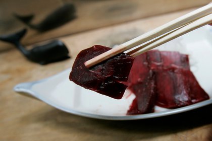 Sashimi de ballena en un restaurante japonés de carne de ballena llamado 'Hogeisen',en una imagen de archivo (Reuters)