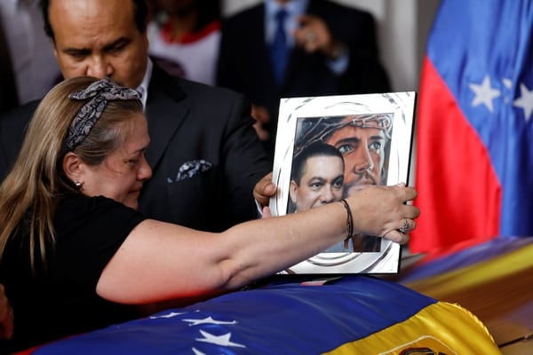Luz Albán pone una foto sobre el ataúd de su hermano Fernando Albán durante una ceremonia en la Asamblea Nacional de Caracas (REUTERS/Marco Bello)