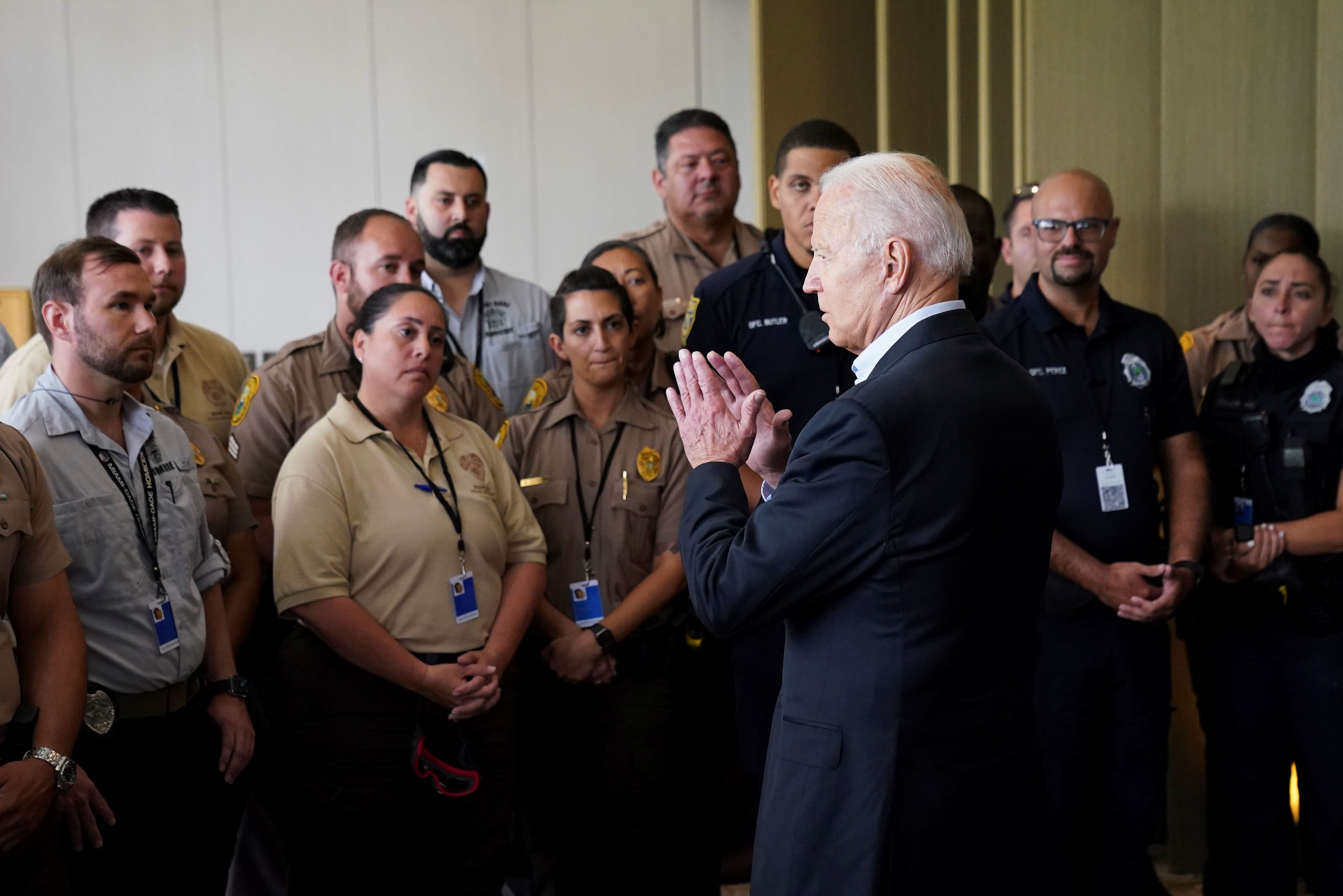 El presidente Joe Biden con los rescatistas en Surfside (Foto: REUTERS/Kevin Lamarque)