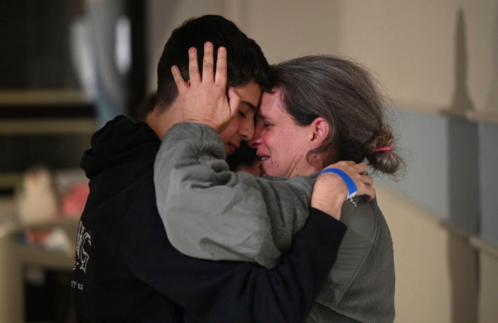 En la medida que algunos de los los rehenes han podido regresar a casa, los detalles de su dramática estadía en manos de los terroristas salen a la luz (Haim Zach/AP)