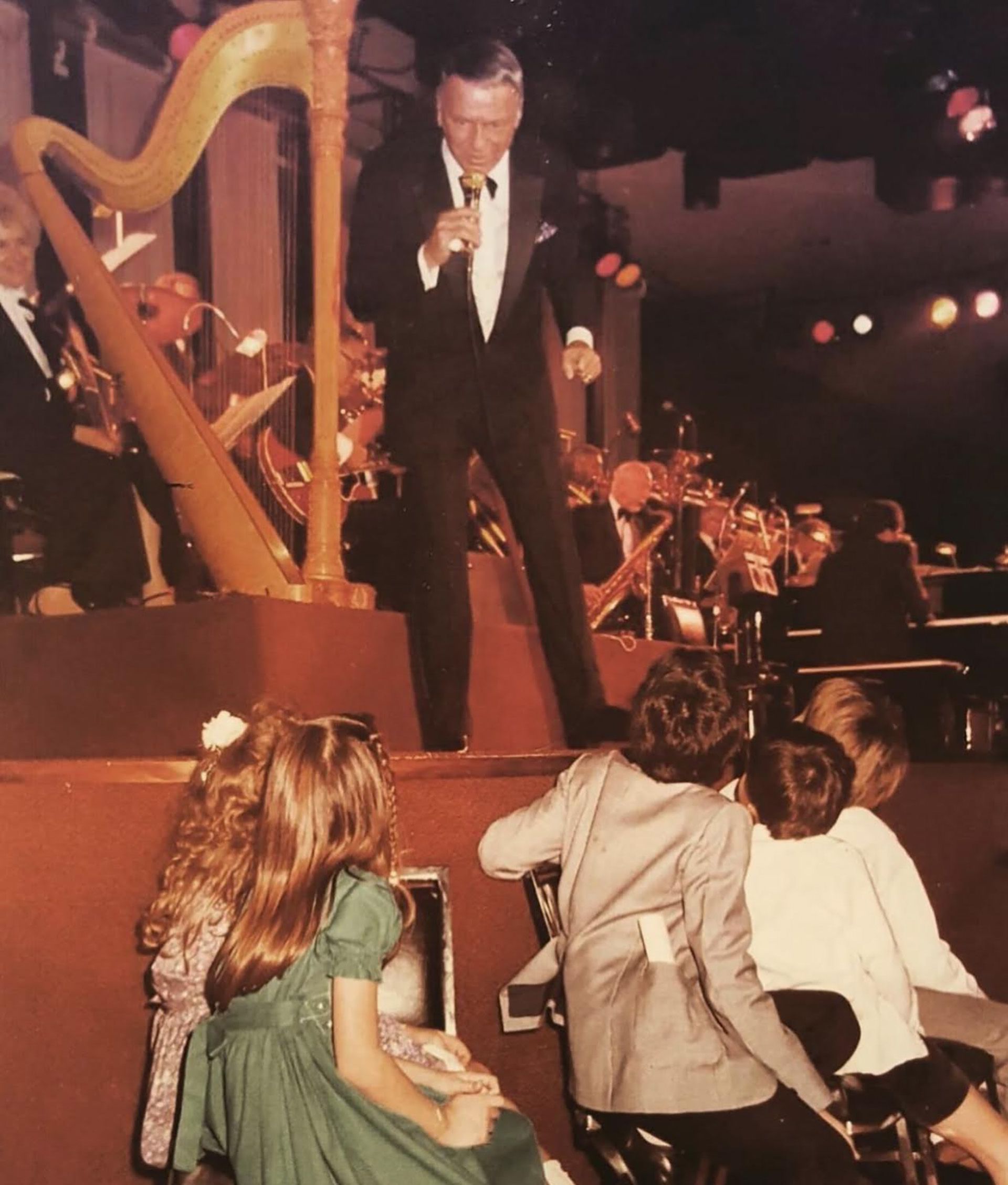 Julieta Ortega, a sus 9 años, en el show de Frank Sinatra que produjo su padre, Ramón Palito Ortega, y que lo quebró económicamente
