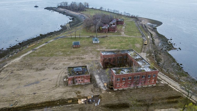 Hart Island es una reducida franja de tierra cerca al noreste del Bronx (Reuters)