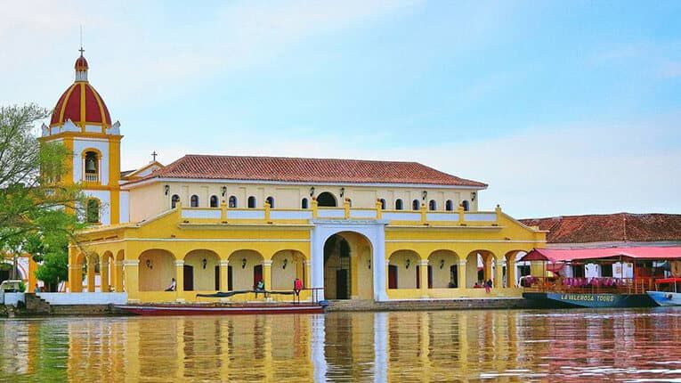 La Iglesia de Santa Bárbara es un edificio del siglo XVII famoso por su torre barroca y es uno de los símbolos de Mompox - crédito Fedelsa Hostels