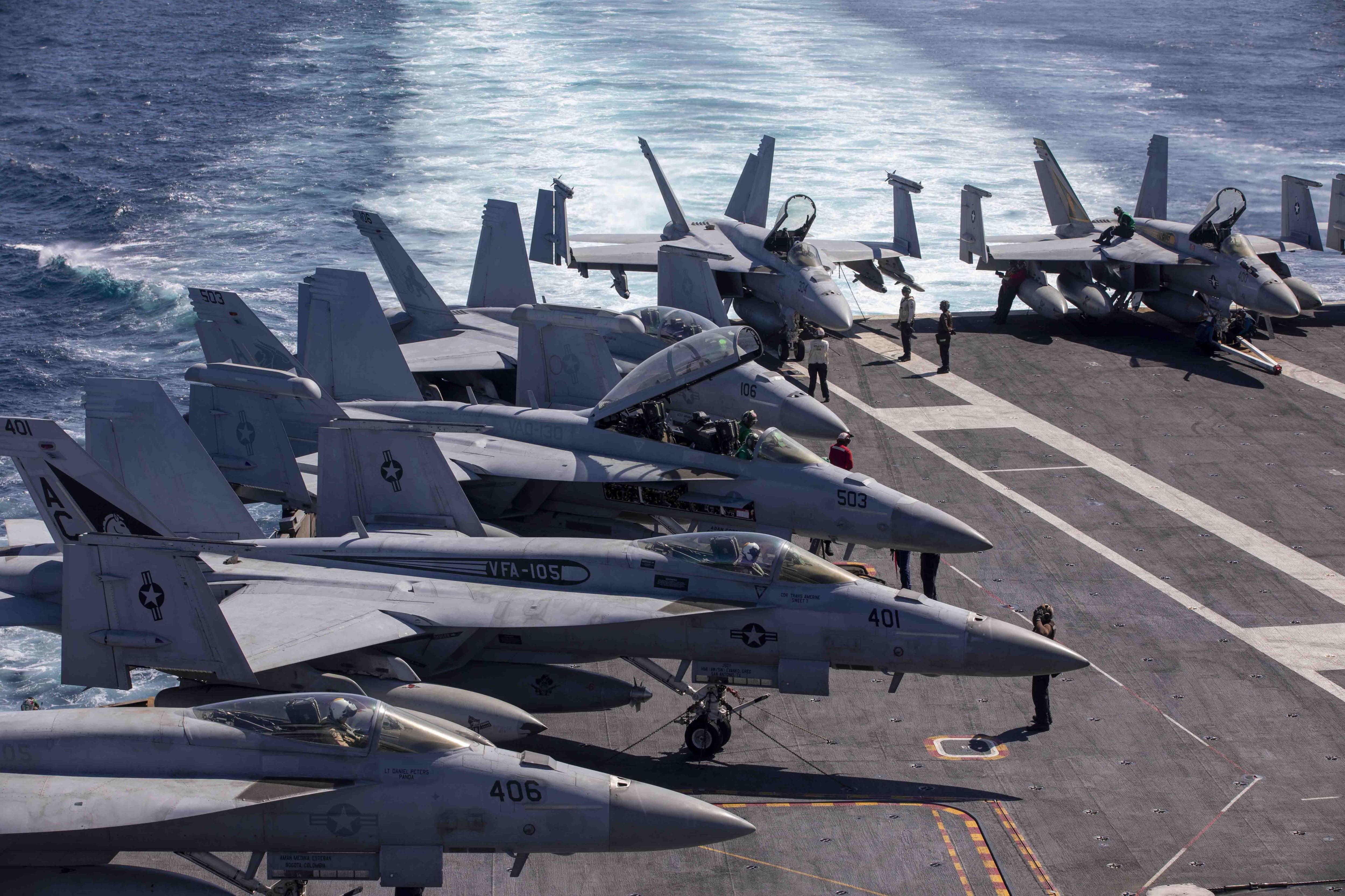 Marineros de la Marina de EE.UU. preparan aviones para operaciones de vuelo a bordo del portaaviones de clase Nimitz USS Dwight D. Eisenhower (Europa Press/Mcs Rylin Paul/U.S. Navy) 