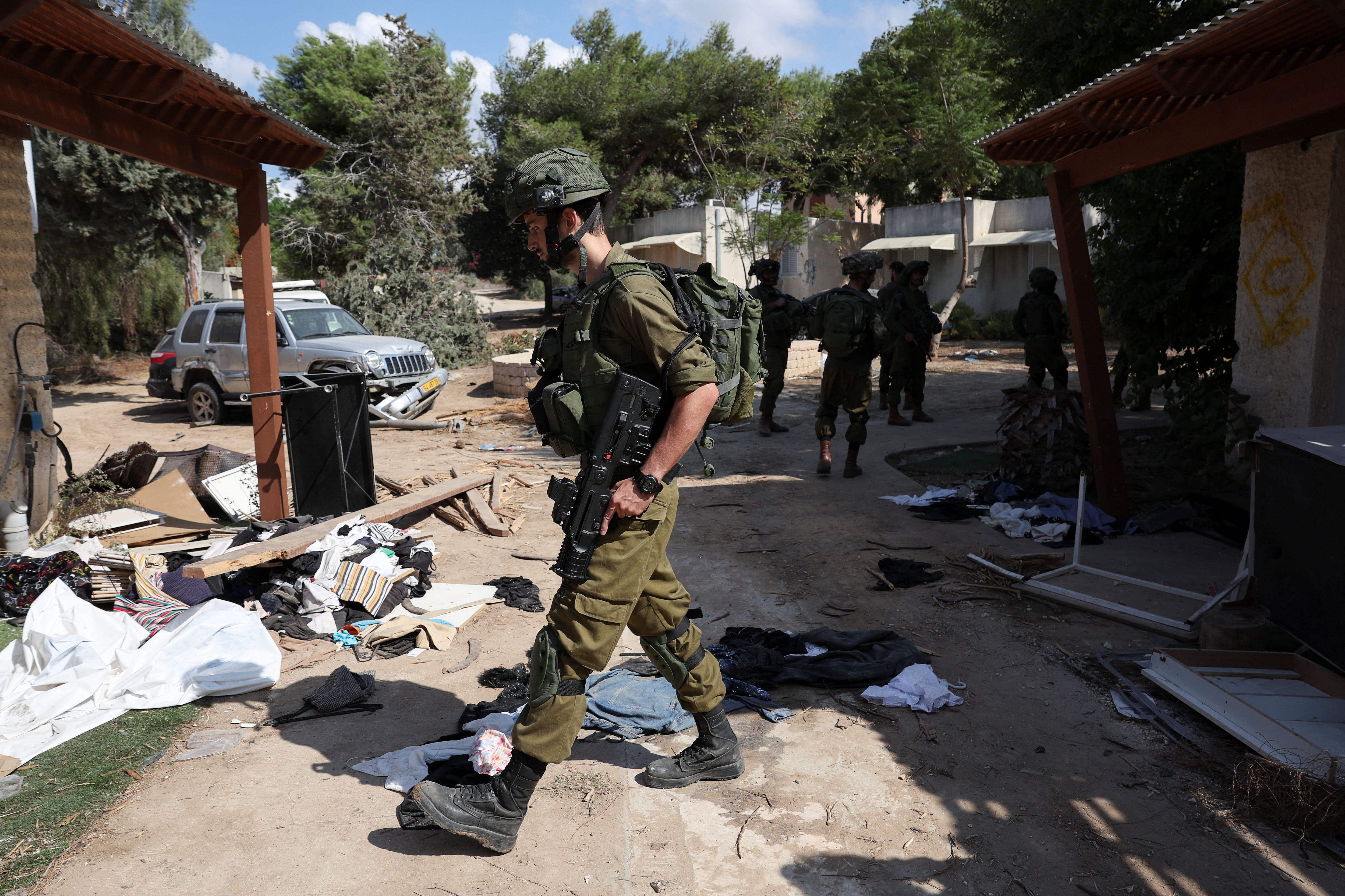 Miembros de las Fuerzas de Defensa israelíes inspeccionan edificios, tras una infiltración mortal de terroristas de Hamás desde la Franja de Gaza, en el kibutz Kfar Aza, sur de Israel, 18 de octubre de 2023. REUTERS/Violeta Santos Moura
