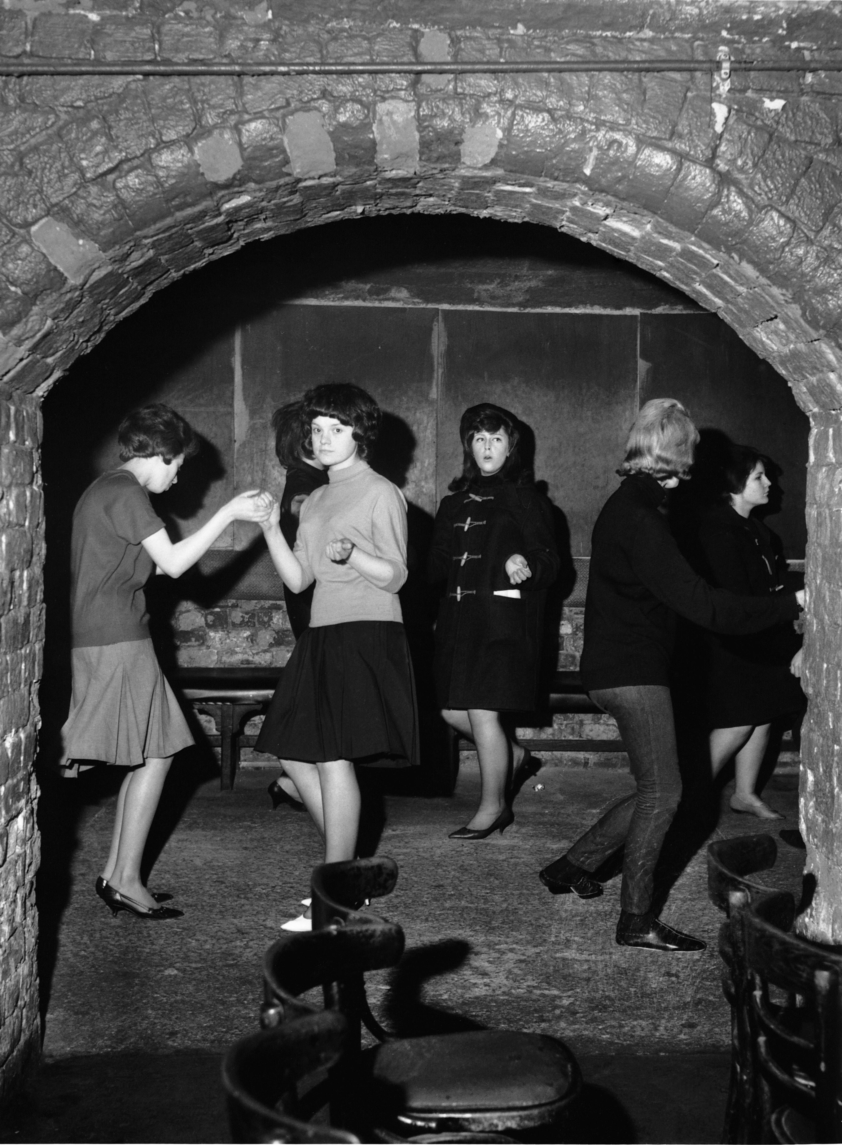 The Cavern había abierto en 1957 como un club de jazz. Con la llegada de un nuevo propietario a inicios de la década del sesenta alojó a las bandas jóvenes de Liverpool. (Photo by © Hulton-Deutsch Collection/CORBIS/Corbis via Getty Images)