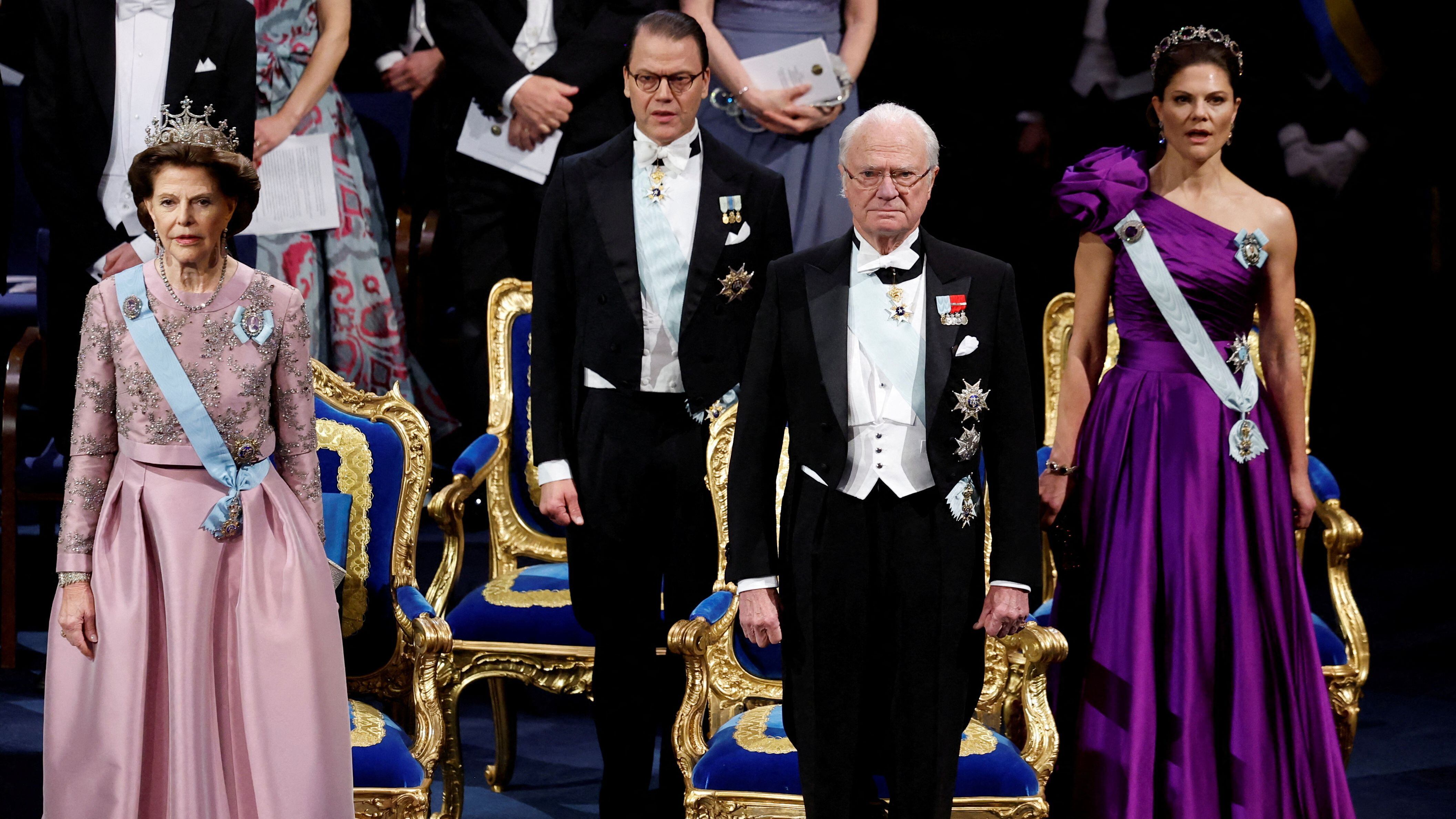 Los reyes de Suecia junto a los herederos, Victoria y Daniel, en los Premios Nobel 2023. (Christine Olsson/TT News Agency/via REUTERS)