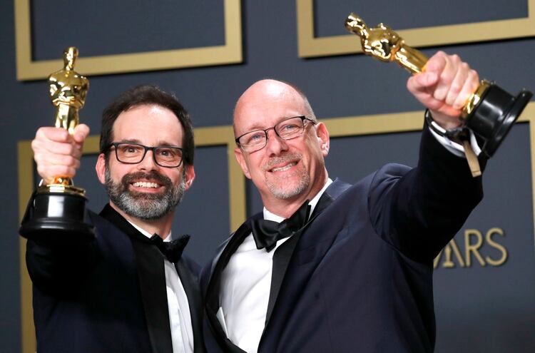 Michael McCusker y Andrew Buckland posan con el Oscar otorgado en el Dolby Theatre (REUTERS/Lucas Jackson)