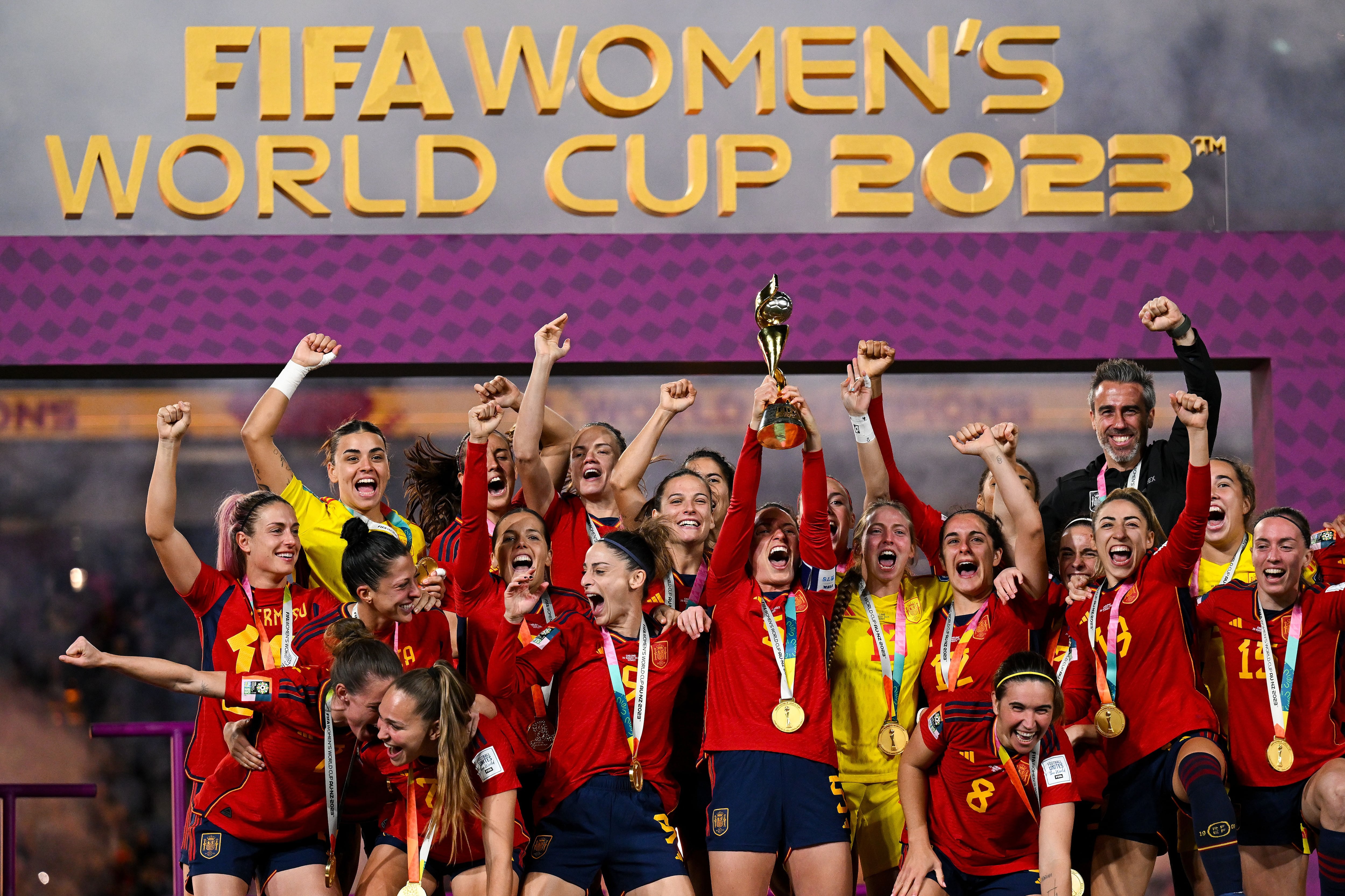 Las jugadoras de la selección española celebran su victoria ante Inglaterra en la final del Mundial de Fútbol femenino en Sídney, Australia, este domingo. EFE/ Dean Lewins 