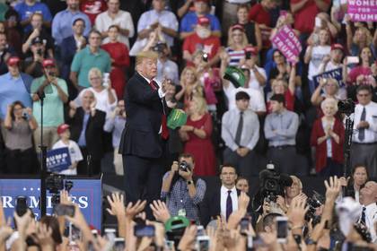 El presidente de los Estados Unidos, Donald J. Trump, saluda a sus seguidores durante un mitin en el Ford Center en Evansville, Indiana, EE.UU. 