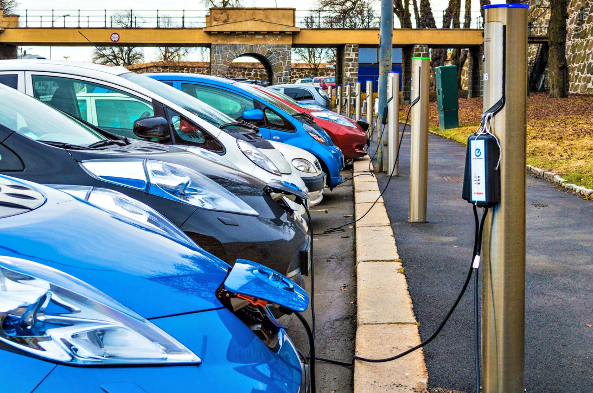 Las redes de carga en países como Noruega y Países Bajos, son abundantes por el gran parque de autos eléctricos, pero empieza a colapsar la capacidad de las ciudades