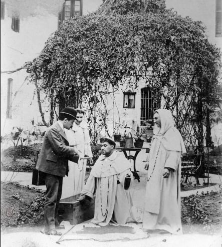 El padre Becco junto a la urna que contiene los restos de Belgrano (Archivo General de la Nación)