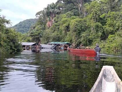 noticiaspuertosantacruz.com.ar - Imagen extraida de: https://www.infobae.com/america/agencias/2024/05/09/la-fuerza-armada-de-venezuela-destruye-ocho-balsas-de-mineria-ilegal-en-el-sur-del-pais/