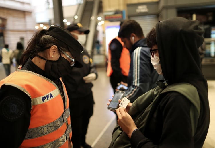 Las fuerzas de seguridad controlaran a los que se movilizan con medios de transportes propios o públicos (REUTERS/Agustin Marcarian)