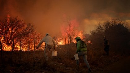 Los vecinos intentan ayudar a los bomberos voluntarios pero hay veces que ponen demasiado en riesgo sus vidas (Mario Sar)