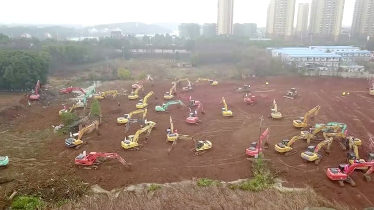 Vista aérea de la construcción de un hospital en Wuhan