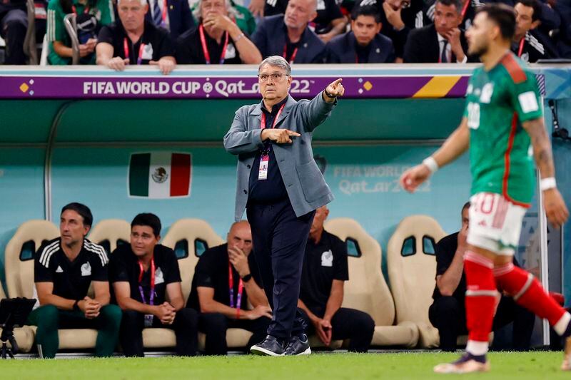 El Tata Martino durante el cerrado encuentro entre Argentina y México en el Mundial 2022 que solo pudo abrir Messi (CREDITO OBLIGADO USA TODAY/Yukihito Taguchi)