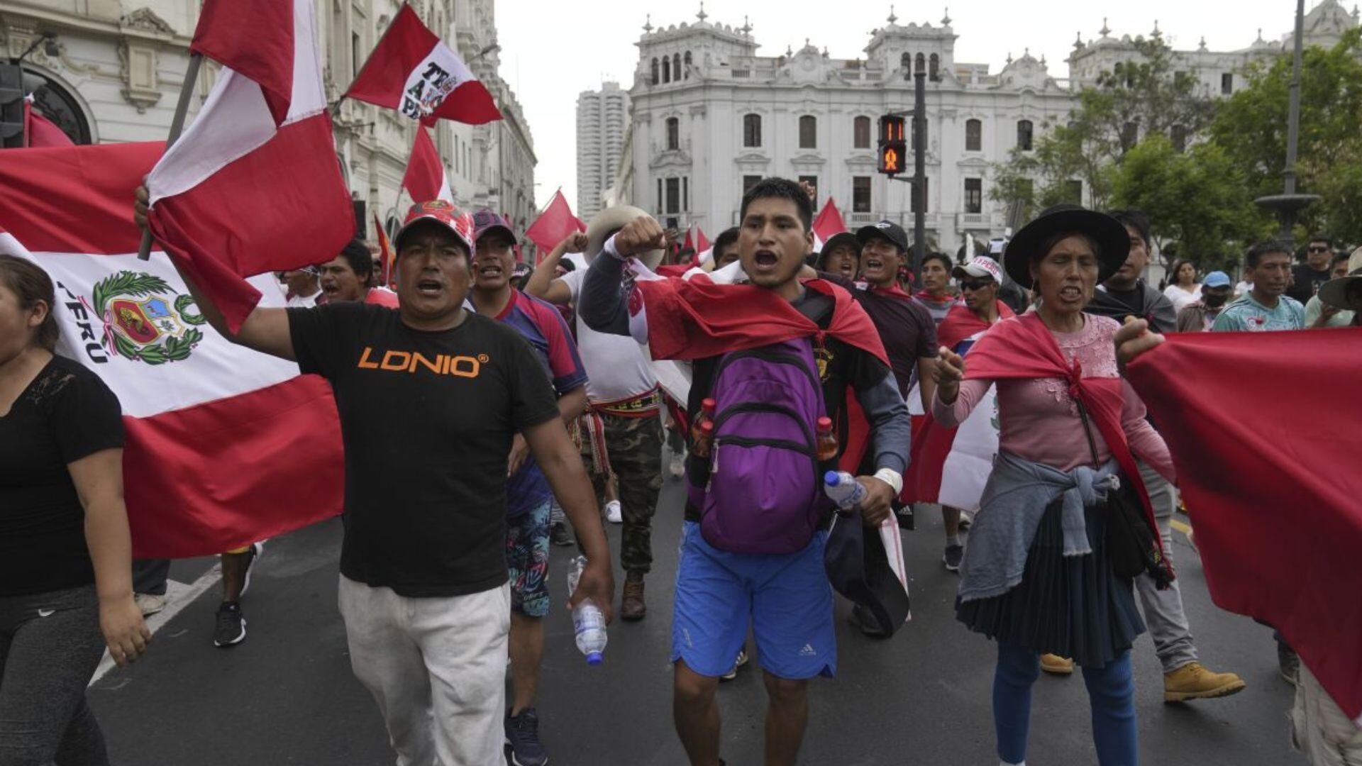 PNP detalló que identificaron a la persona que les lanzó una bomba molotov. | Andina