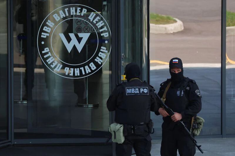 Agentes de las fuerzas del orden rusas hacen guardia frente al Centro PMC Wagner en San Petersburgo (REUTERS/Anton Vaganov)