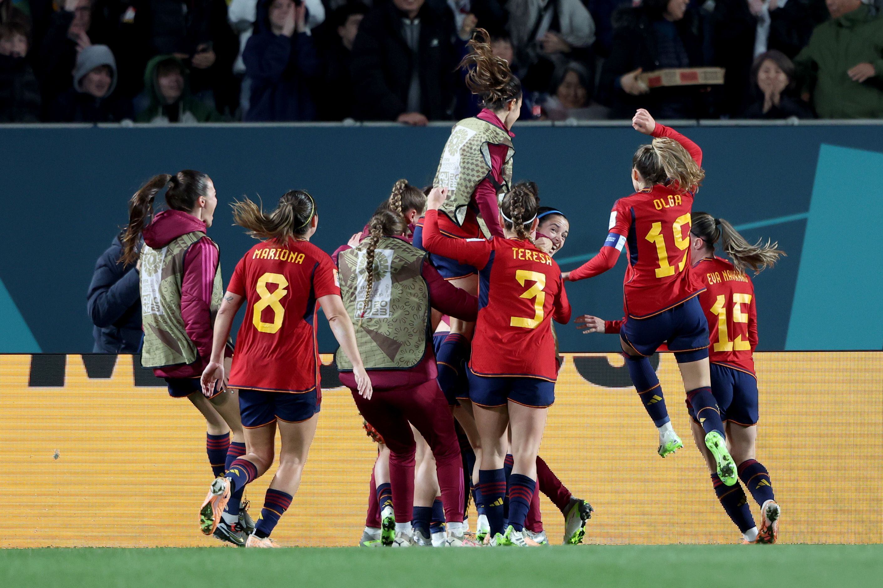 Las jugadoras de España celebran el gol de Salma Paralluelo en la final. 