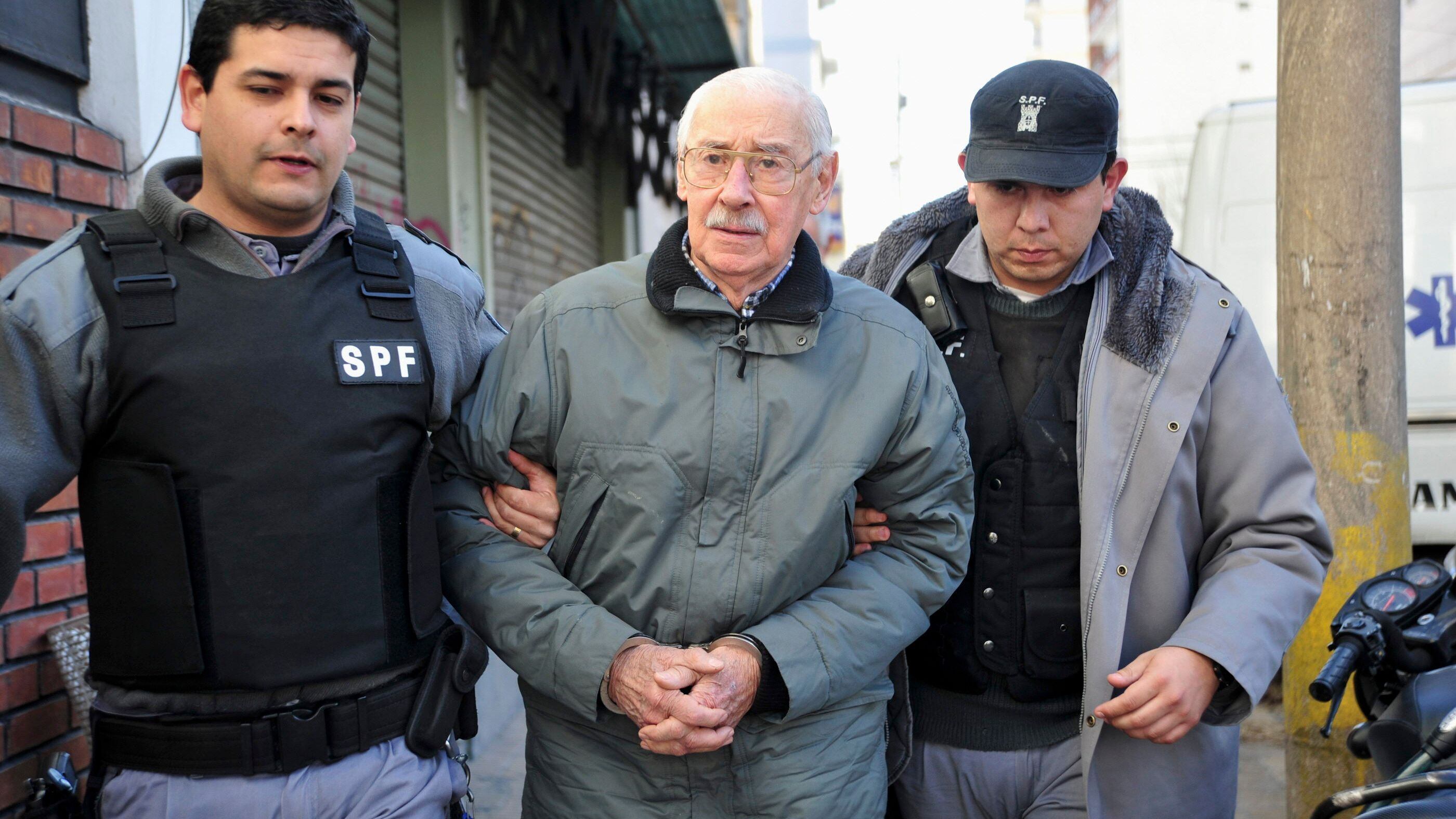 Julio de 2012 el dictador Jorge Rafael Videla es escoltado por la policía en San Martín, provincia de Buenos Aires