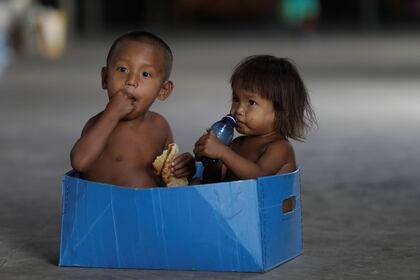 Dos pequeños waraos venezolanos cuyas familias han buscado refugio en Pacaraima, estado de Roraima, en Brasil (Reuters/ Ricardo Moraes)