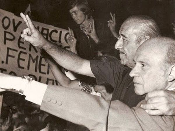 Vicente Solano Lima junto a Héctor Cámpora durante un acto de la campaña electoral que derivó en el triunfo de la fórmula del Frejuli el 11 de marzo de 1973