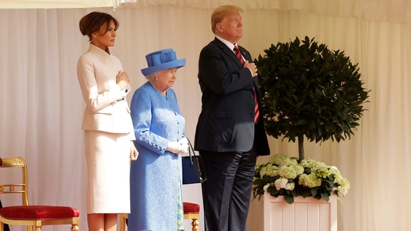 Trump, Melania y la reina escuchando los himnos (AP Photo/Matt Dunham, Pool)