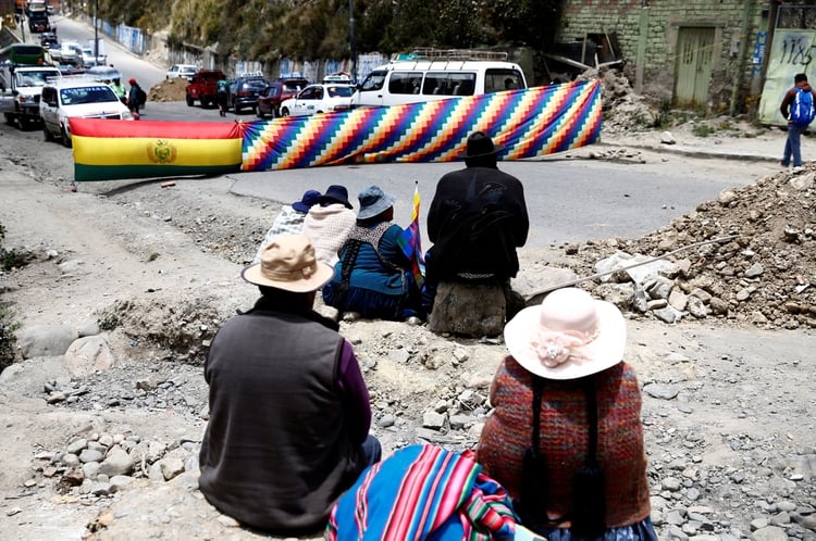 Supporters of former Bolivia's President Evo Morales sit at a blockade point in Chuquiaguillo, on the outskirts of La Paz, Bolivia, November 17, 2019. REUTERS/David Mercado