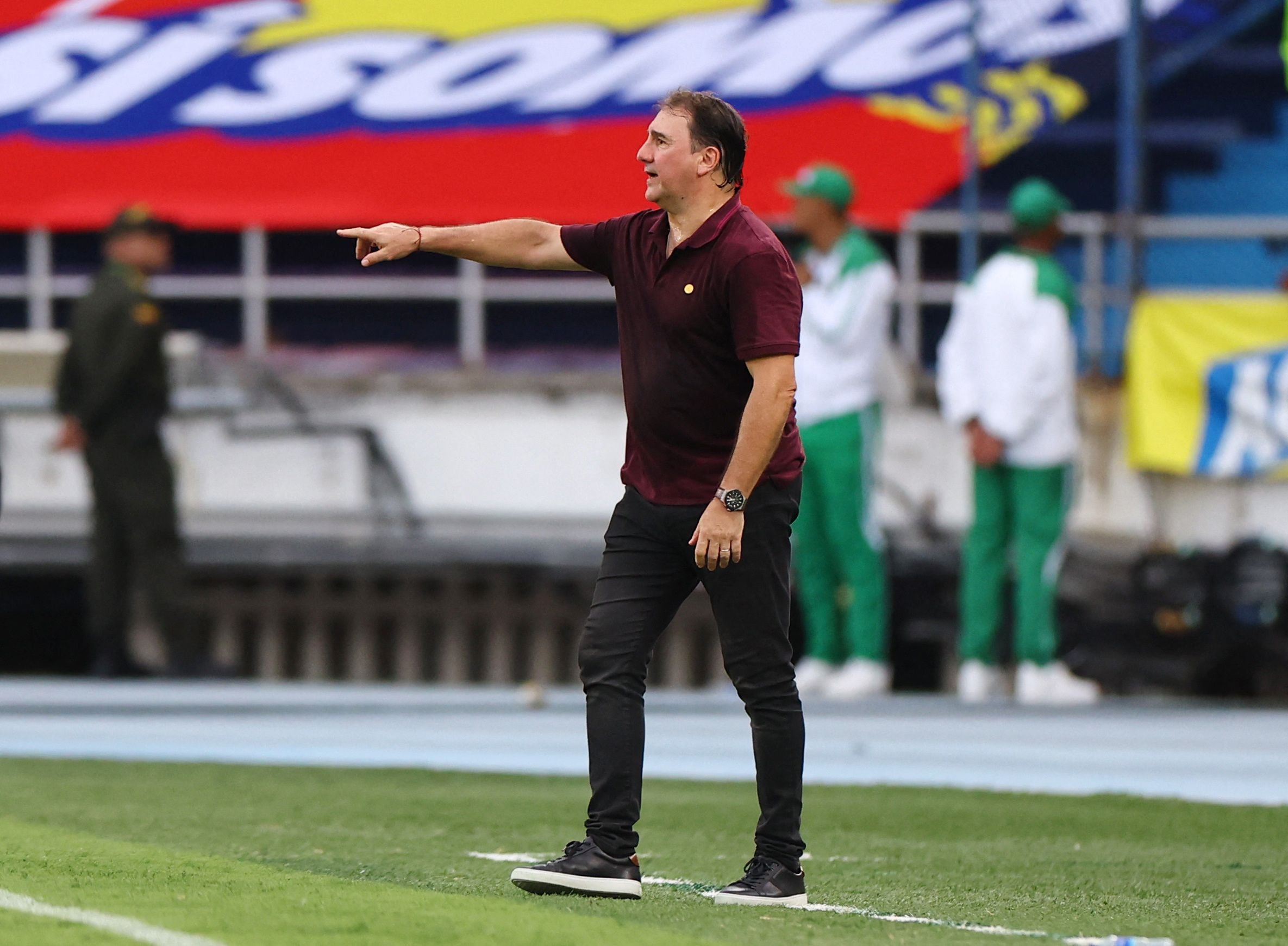 Néstor Lorenzo en la raya técnica durante el encuentro en donde Colombia venció a Argentina por 2-1 en Barranquilla el 10 de septiembre de 2024 - crédito Luisa González / REUTERS 