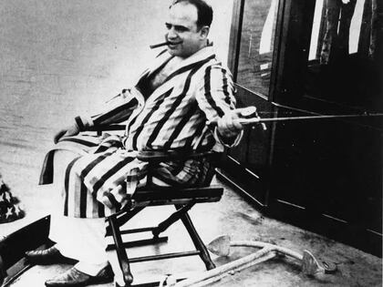 Al Capone fue llevado a una prisión en Atlanta, pero pocos meses después, al descubrir que vivía allí con las comodidades de un hotel, lo trasladaron a la temible cárcel de Alcatraz