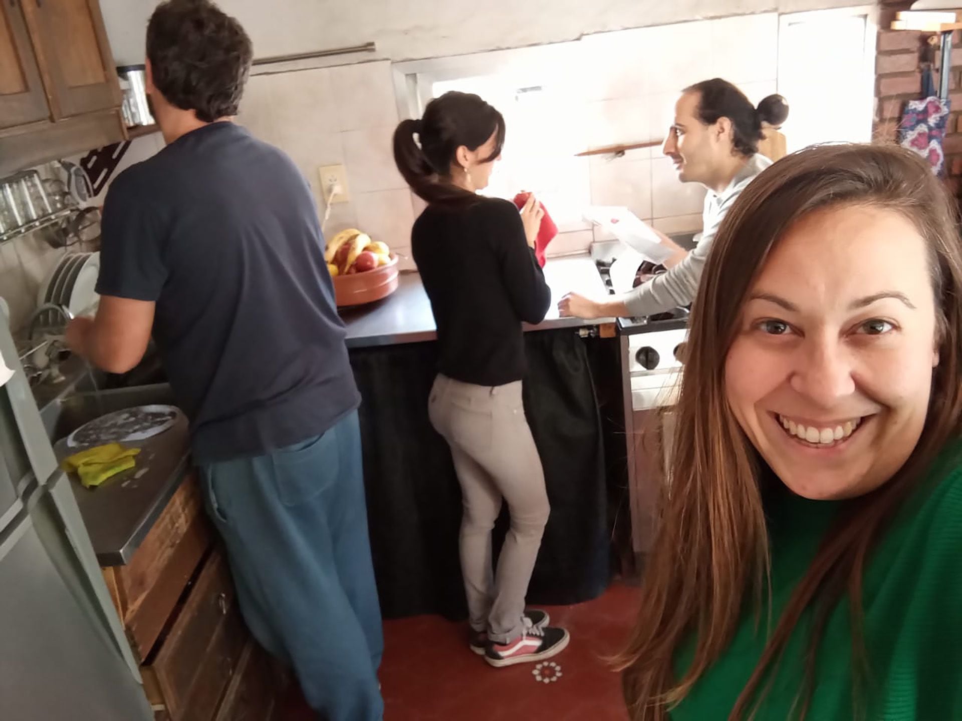 Cecilia que saca esta selfie mientras Pablo, Florencia y Sebastián se reparten tareas en la cocina de la casa