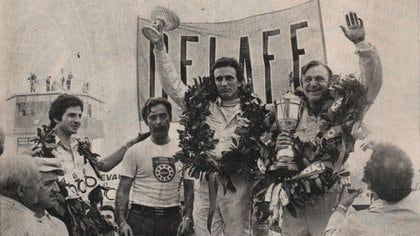 Histórico podio en Buenos Aires en 1976 que reúne 13 títulos de TC: a la izquierda Roberto José Mouras, el Flaco Traverso y Héctor Luis Gradassi
