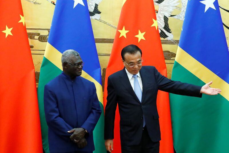 El primer ministro de las Islas Salomón, Manasseh Sogavare, y su homólogo de China, Li Keqiang (REUTERS/Thomas Peter)