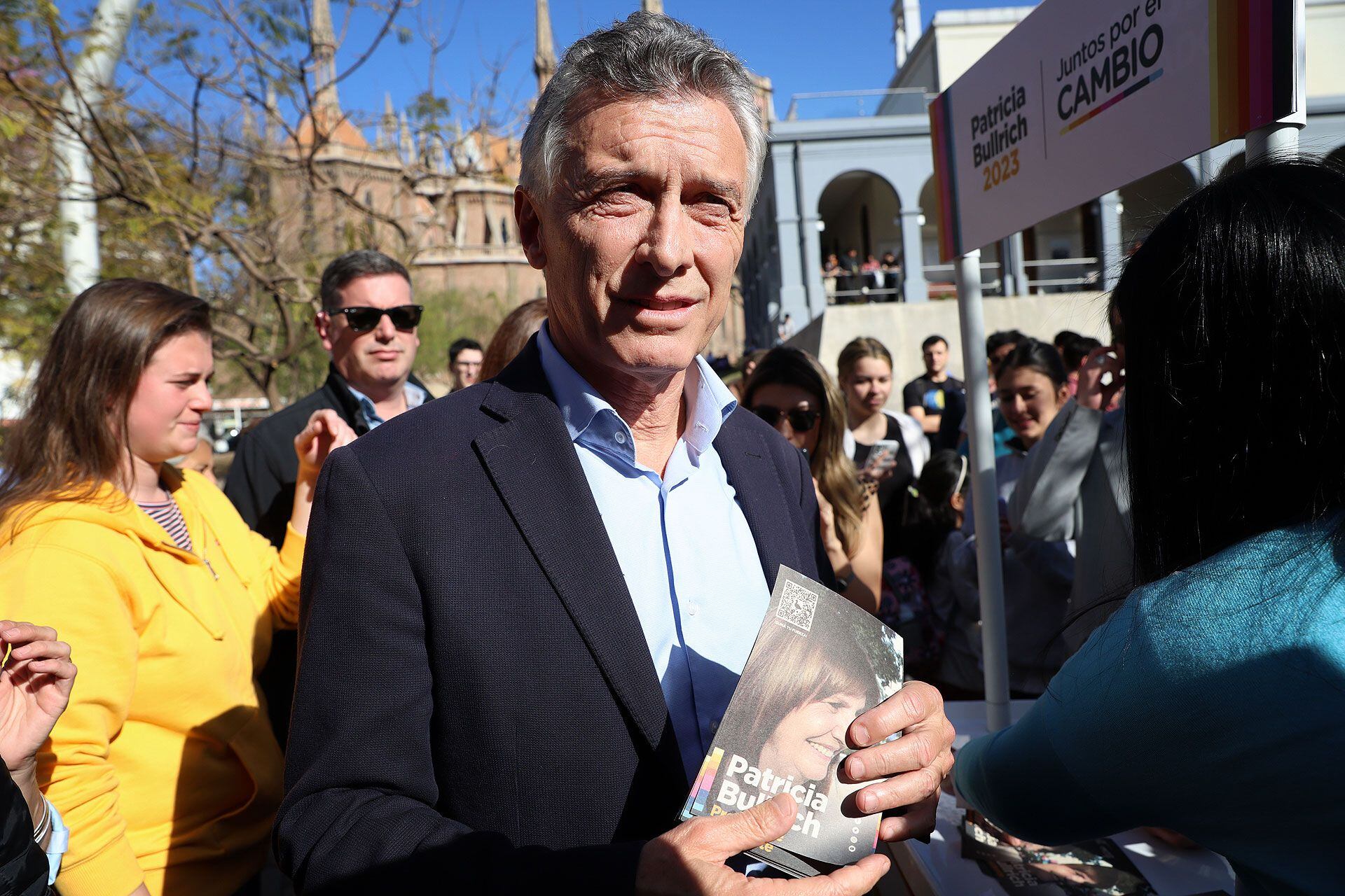 Mauricio Macri repartió volantes de JxC en Córdoba como si fuera un militante más (Foto: Mario Sar)