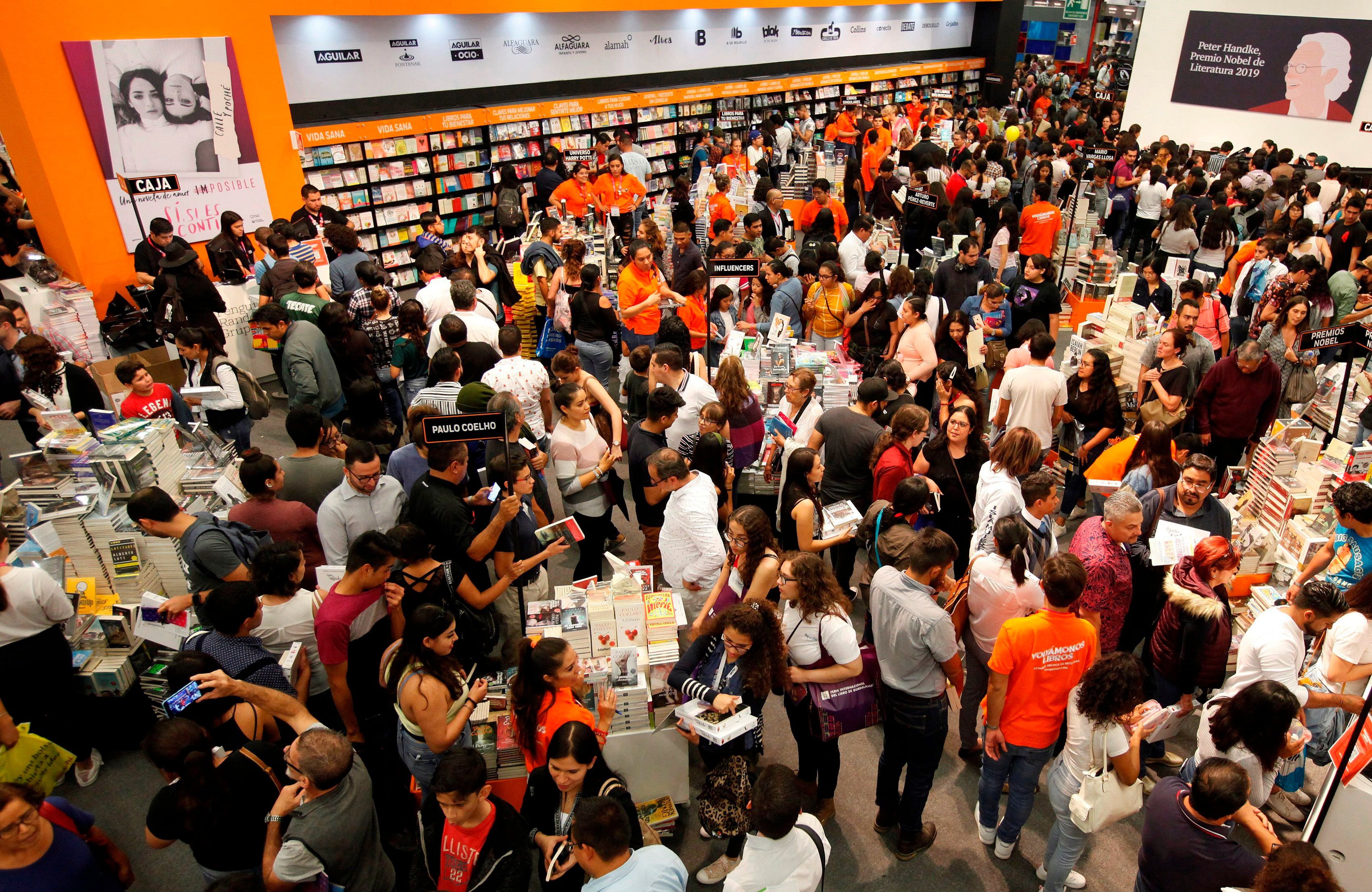 Asistentes a la edición número 33 de la Feria Internacional del Libro (FIL) de Guadalajara. (EFE/Francisco Guasco/Archivo)