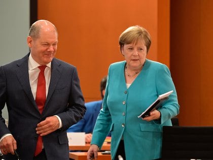 La Canciller alemana Angela Merkel y el Ministro de Finanzas Olaf Scholz llegan a la reunión semanal del gabinete en la Cancillería de Berlín, Alemania, el 17 de junio de 2020. (Tobias Schwarz/Pool vía REUTERS/Foto de archivo)